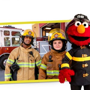Sesame Street Loves Community Helpers: A Preschool-2 Book for Kids-0
